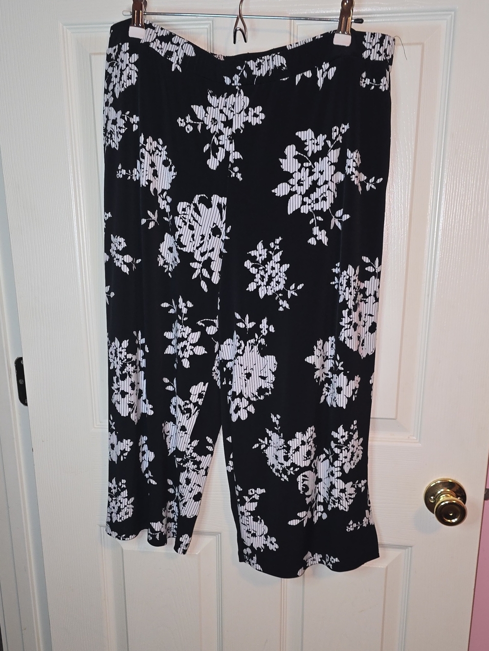 Susan‎ Graver Black Cropped Wide-Leg Pants with White Floral Print